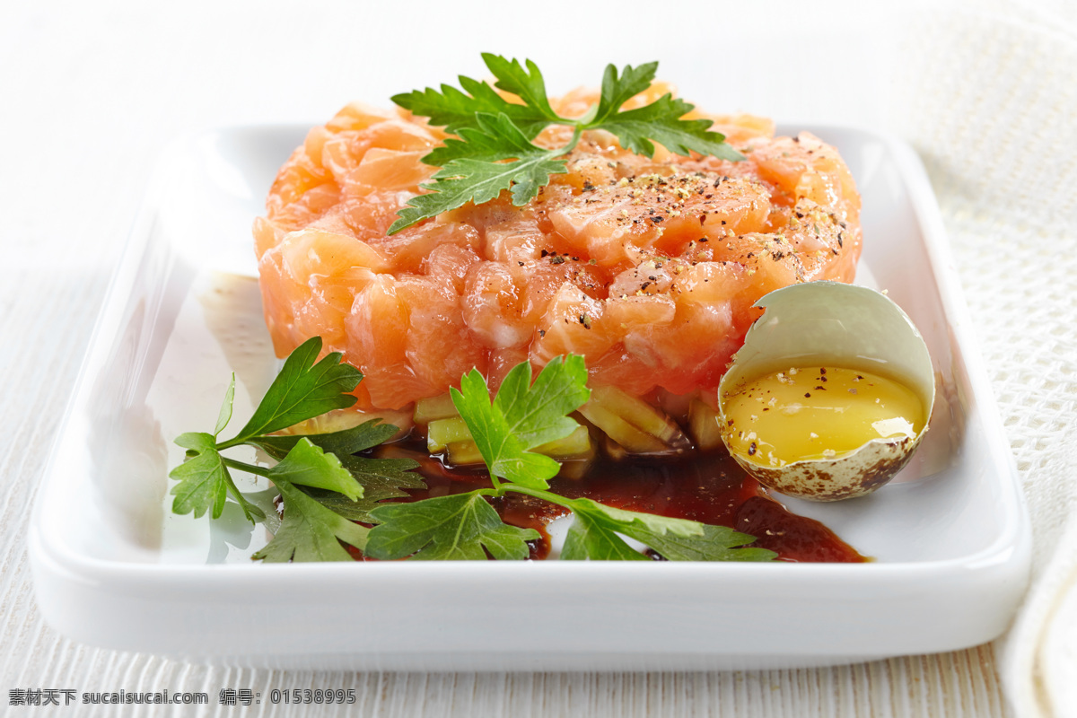 碗 子 里 生鱼片 鸡蛋黄 餐饮美食 食物摄影 健康饮食 营养饮食 健康营养 外国美食