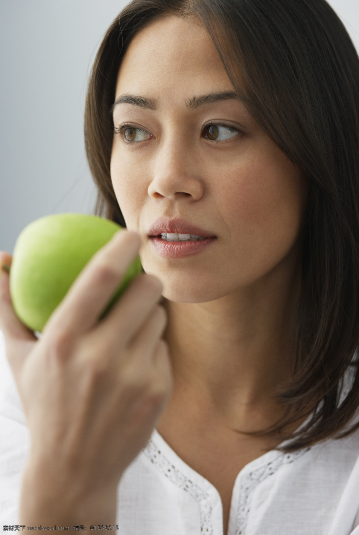 苹果 女人 吃苹果 吃水果 养生 美容 国外女人 女性 人物素材 美女图片 人物图片
