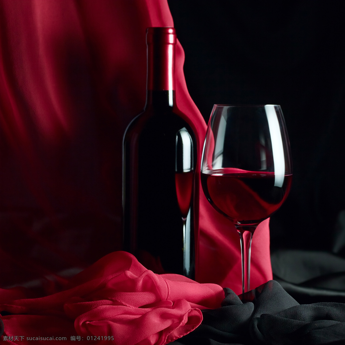 红色 布 背景 红酒 酒杯 葡萄酒 酒类 红色布背景 酒类图片 餐饮美食