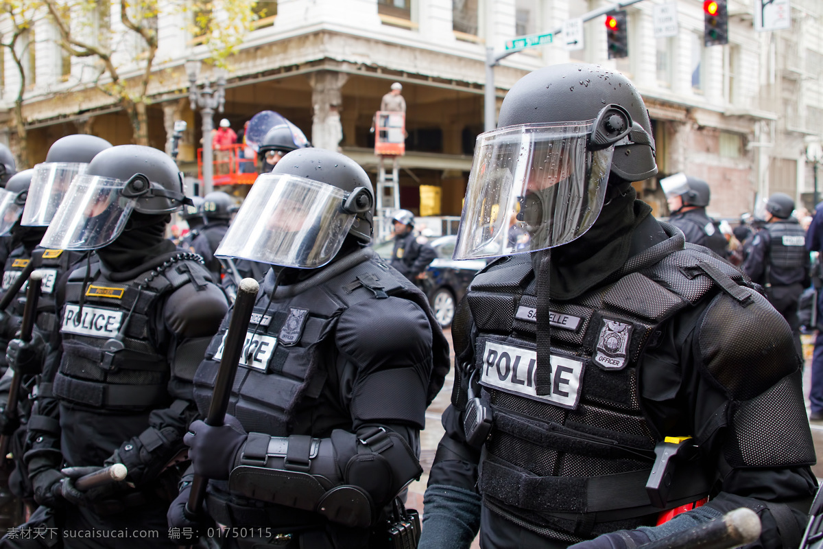 戴 安全帽 头盔 武警 安全头盔 警察 公安 外国警察 职业人物 商务人士 人物图片