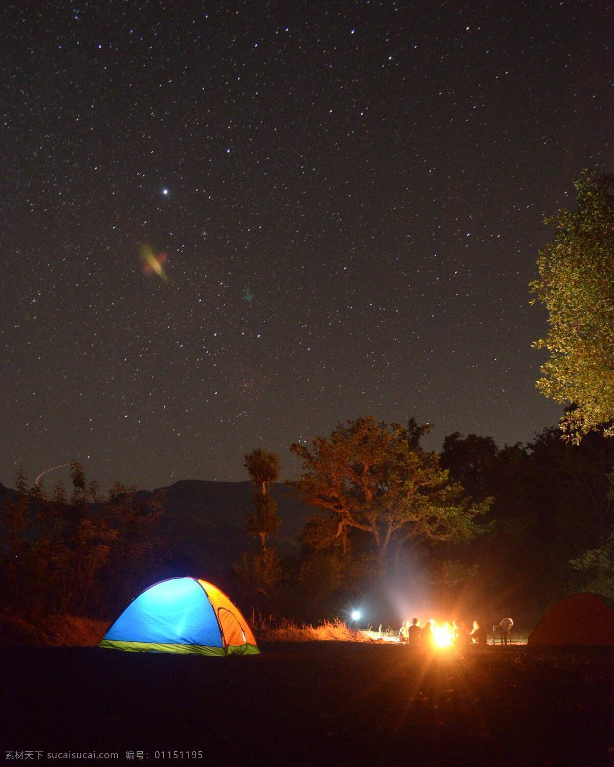 星空下的露营 星空 露营 帐篷 火光 朋友 户外 灯 夜晚 旅游摄影