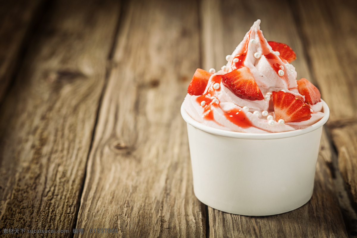杯子 中 草莓 冰淇淋 冰点 田地 水果 蔬菜图片 餐饮美食