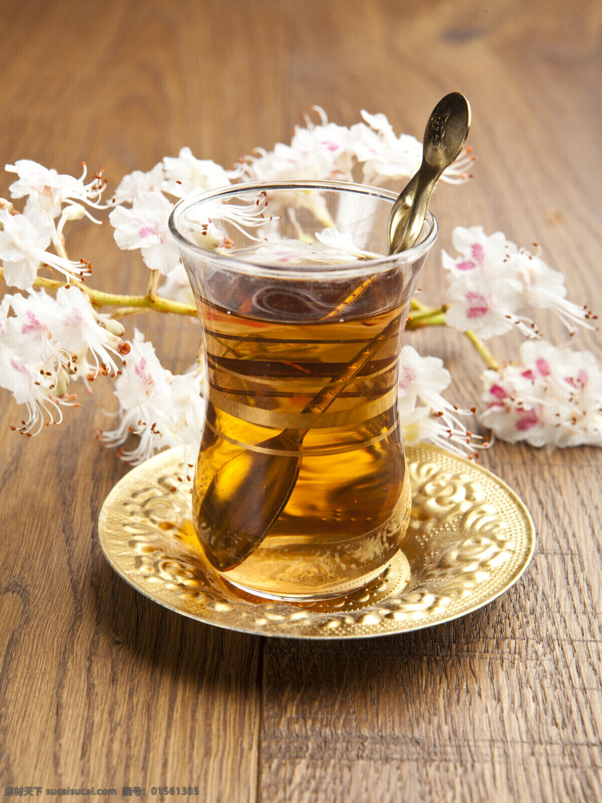 红茶和鲜花 鲜花 勺子 盘子 红茶 茶水 茶杯 玻璃杯 餐饮美食 酒水饮料 白色