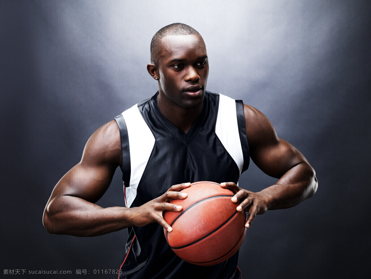 抱 篮球 黑人 运动员 黑人男性 外国男性 外国男人 篮球运动员 体育运动员 男人图片 人物图片