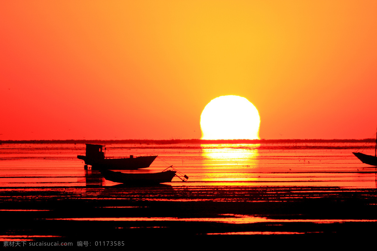 海上日出 大海 日出 旭日 朝阳 小船 红色 朝霞 海岸 地平线 山水风景 自然景观