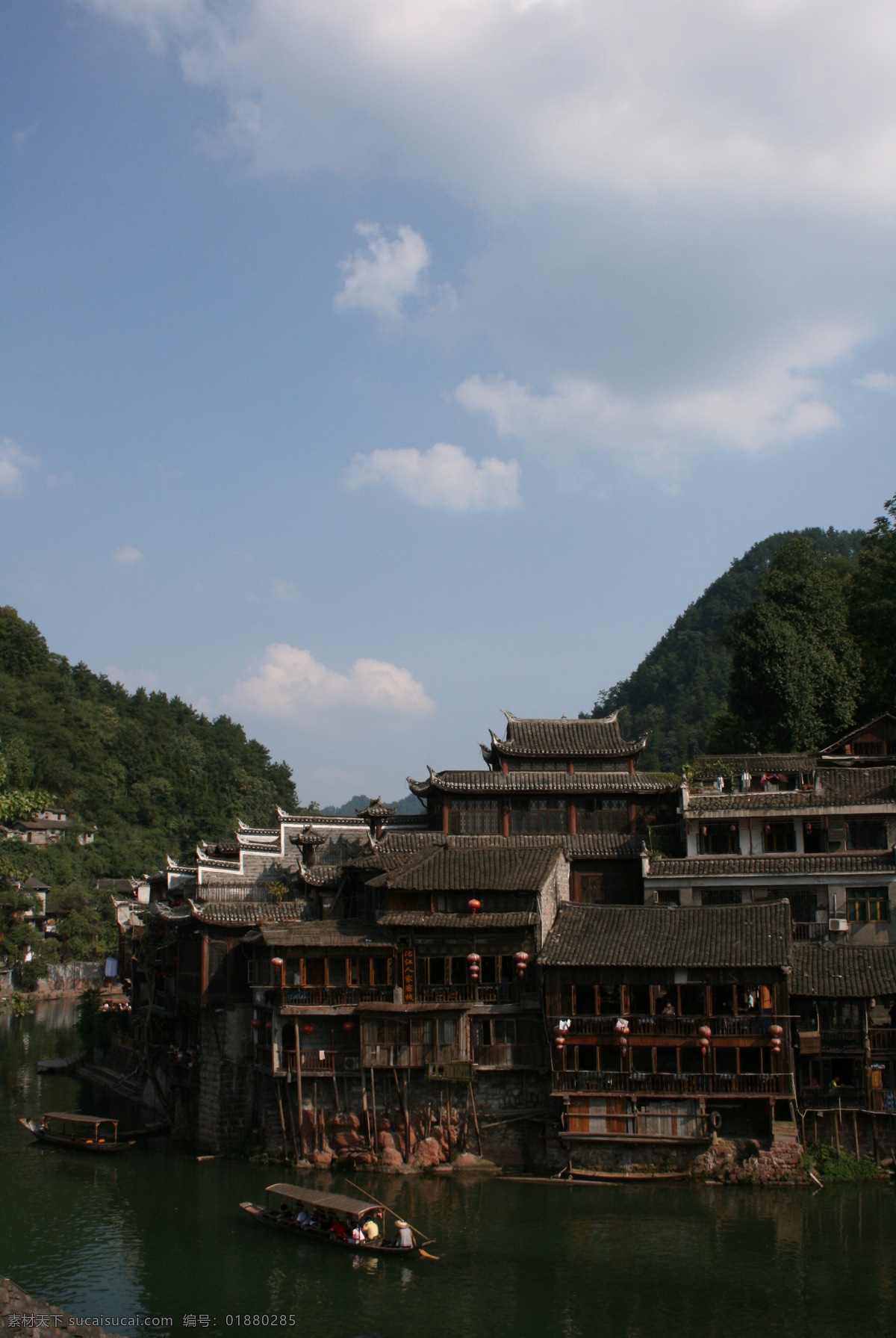 凤凰古镇 凤凰 蓝天 白云 吊脚楼 河水 小船 国内旅游 旅游摄影