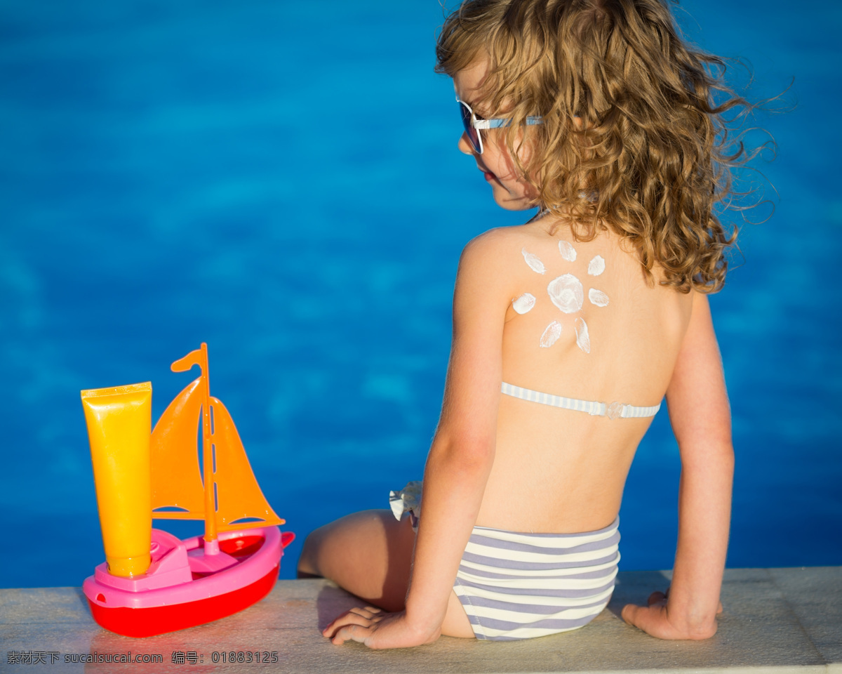 坐在 游泳 池边 小女孩 儿童幼儿 外国儿童 游泳池 玩具帆船 防晒霜 儿童图片 人物图片