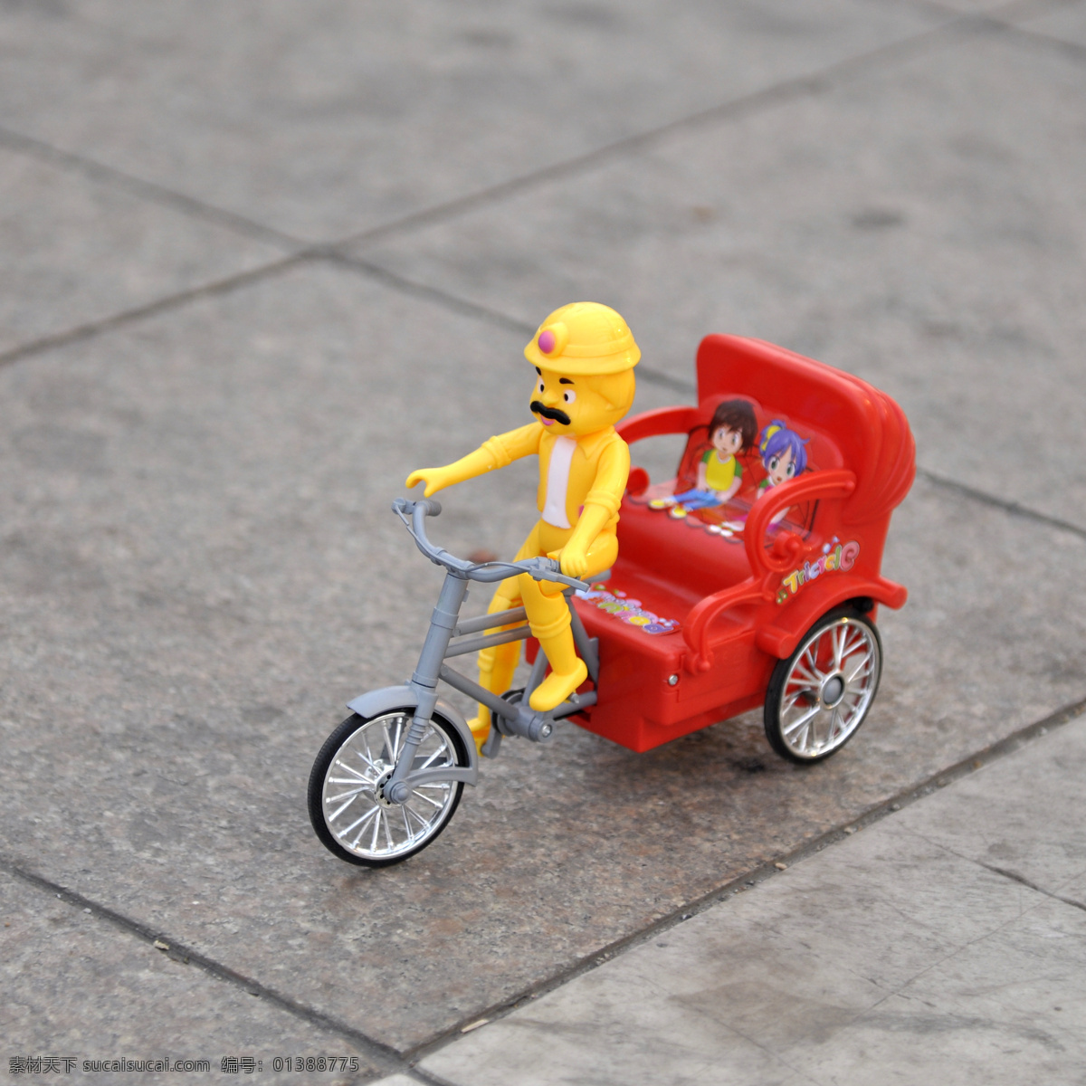儿童 红 旅游摄影 骑车 人文 人文景观 三轮车 骑 玩具 骑三轮车玩具 黄 黄包车 方 日景 无人 psd源文件
