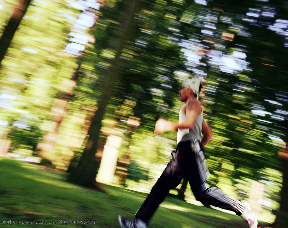 树林 中 跑步 男人 运动 健身 锻炼 生活人物 人物图片