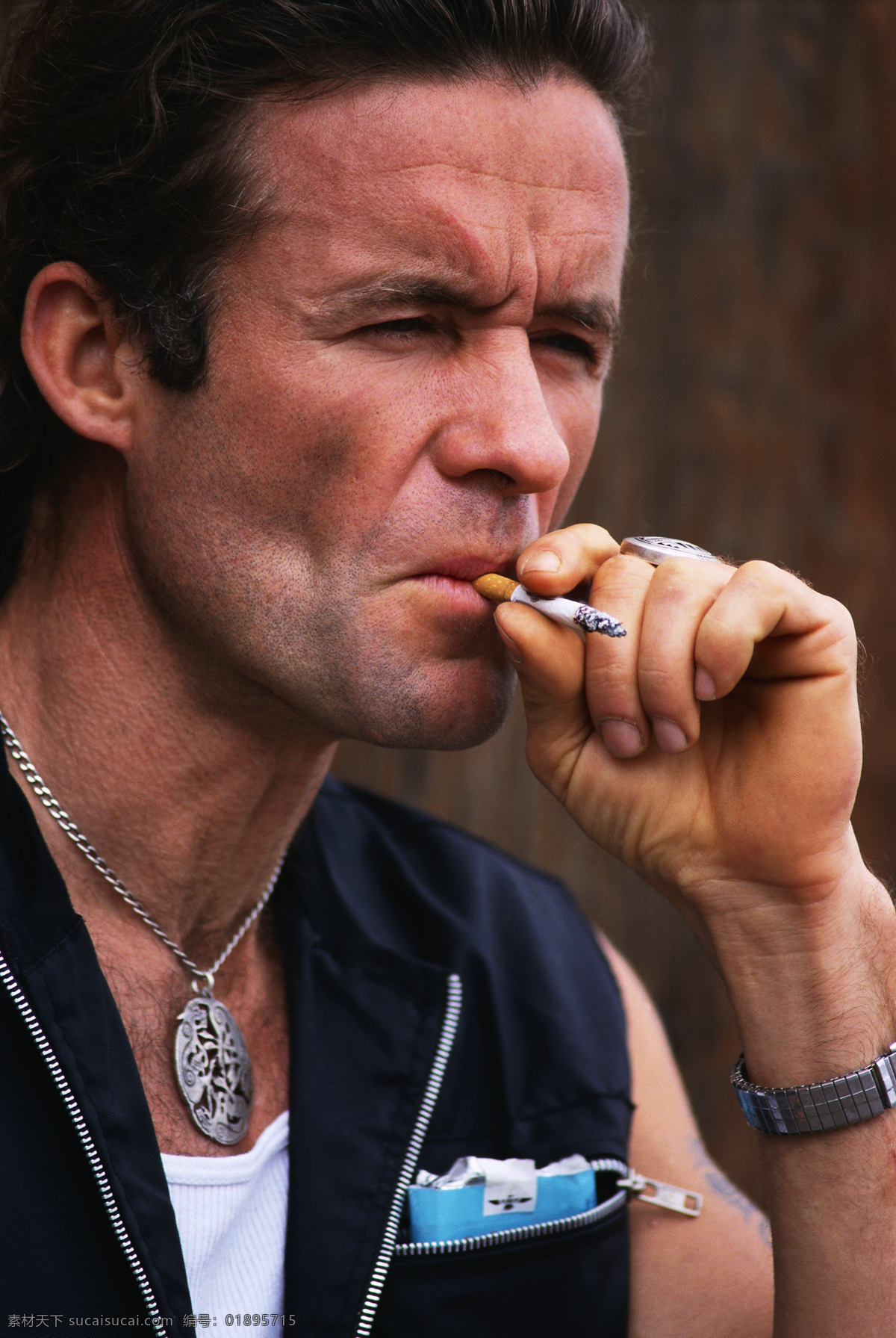 抽烟的男人 男人 抽烟 香烟 眉头深锁 皱眉 项链 人物图库 男性男人 摄影图库