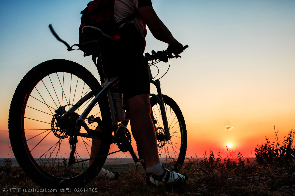 日出 骑 山地车 女人 山地自行车 越野自行车 骑行运动 体育运动员 体育项目 体育运动 生活百科