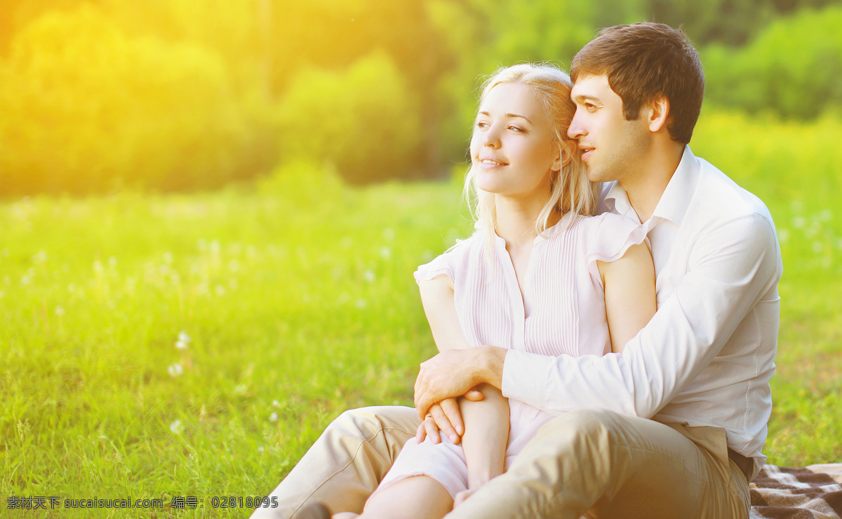 坐在 草地 上 夫妻 男人 男性 女人 女性 美女 情侣 人物摄影 那个 情侣图片 人物图片