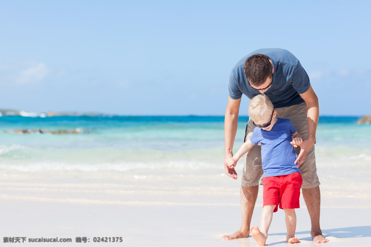 海滩 上 玩耍 父子 海滩风景 外国男性 儿子 爸爸 小男孩 父爱 节日庆典 生活百科