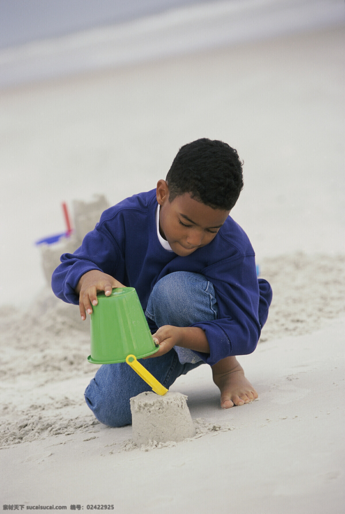 玩 沙雕 儿童 海边人物 沙滩 海滩 外国儿童 小孩 男孩 水桶 生活人物 人物图片