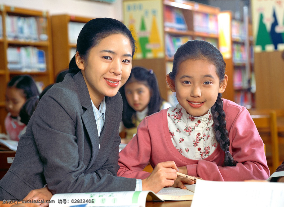 小学生 教师 女孩 看书 写字 课桌 教室 儿童幼儿 人物图库