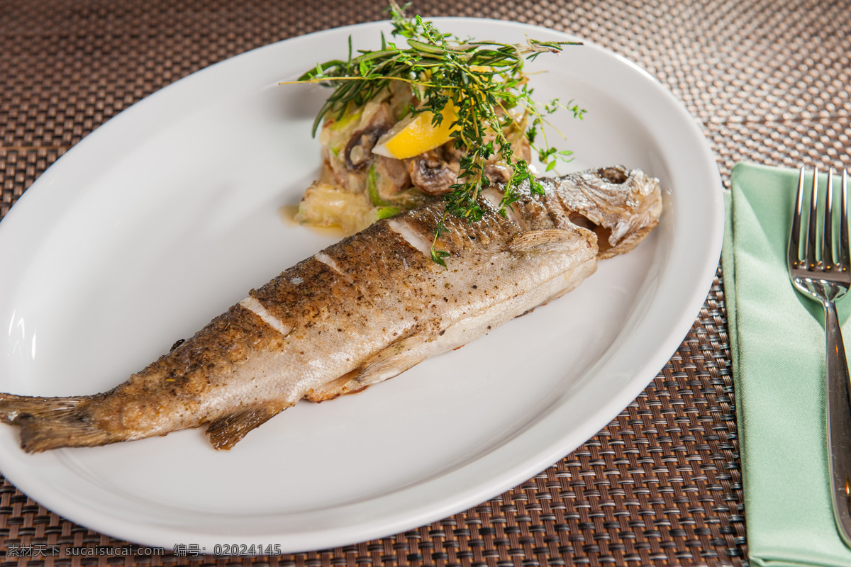 餐盘 里 美味 鳟鱼 食材 食物原料 餐饮美食 鱼类 食材原料 灰色