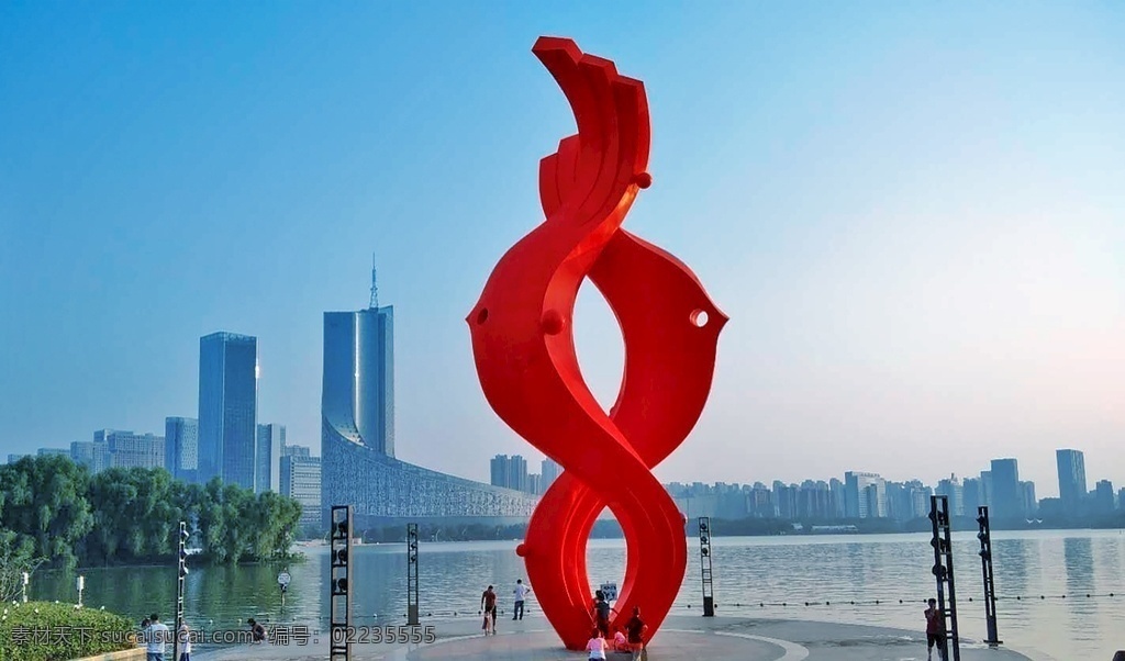 天鹅湖 鱼水情雕塑 红色雕塑 天鹅湖雕塑 雕塑与楼群 楼群 湖 人与雕塑 旅游摄影 人文景观