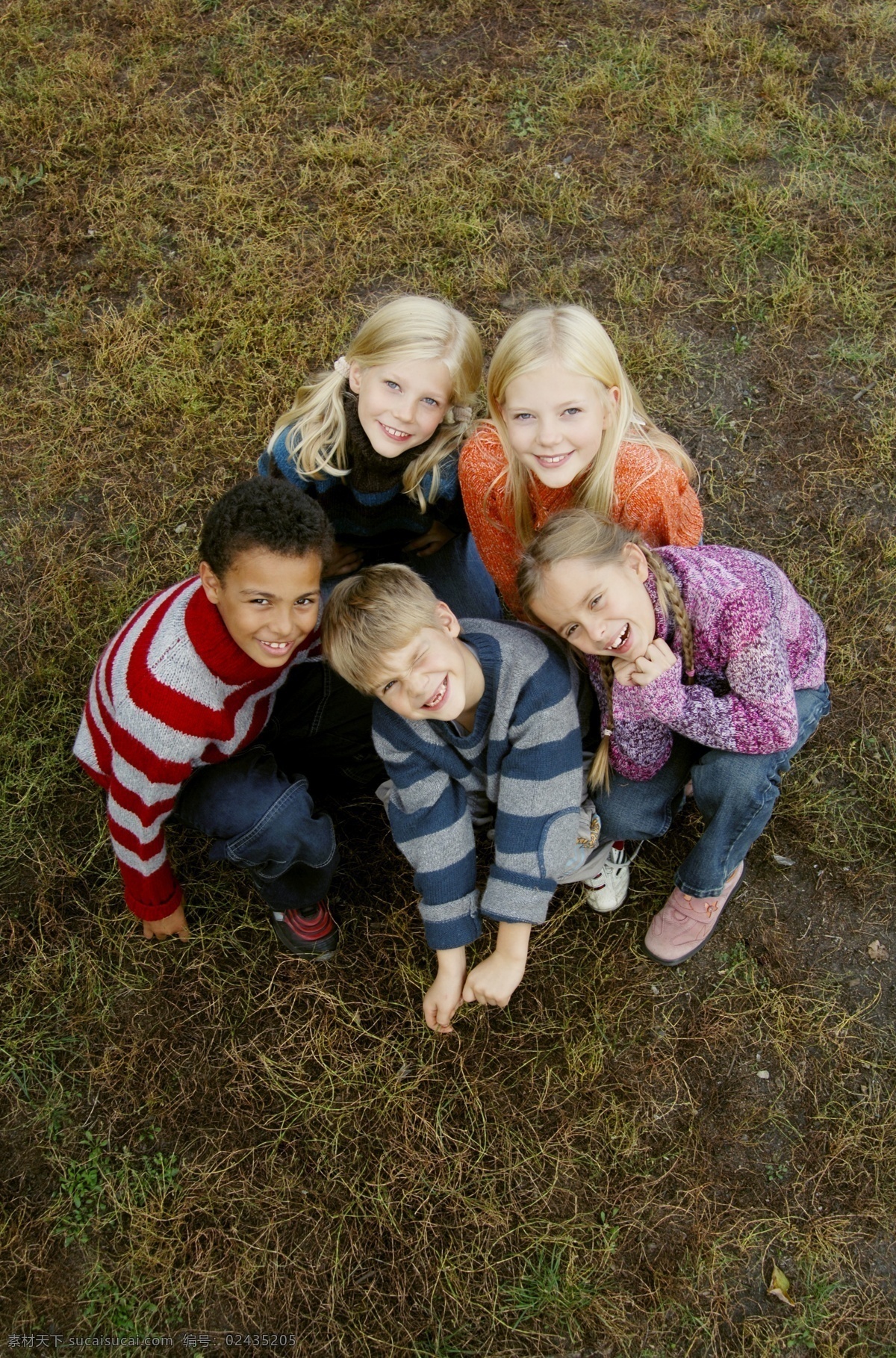 草地 上 玩耍 儿童 开心 微笑 儿童摄影 国外儿童 人物 人物素材 人物摄影 儿童图片 人物图片