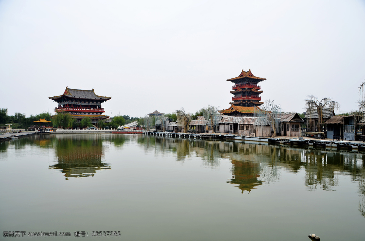 清明上河图 清明上河园 画家张择端 古都汴京 开封市 开封府 仿古主题公园 千古名胜 宋朝名画 名胜古迹 园林 田园风光 护城河 古建筑 绿树 树木 绿荫 柳树 垂柳 走廊 湖水 汴河 倒影 亭子 长亭 塔 波纹 水波 自然景观 风景名胜