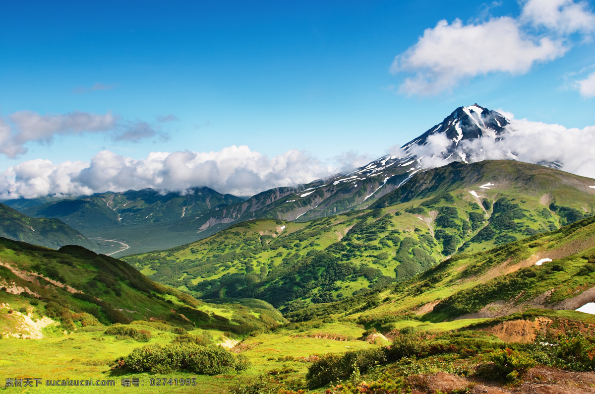 远山 山峰 山脉 高山 天空 蓝天 白云 风景 山坡 草地 绿色 自然风景 自然景观