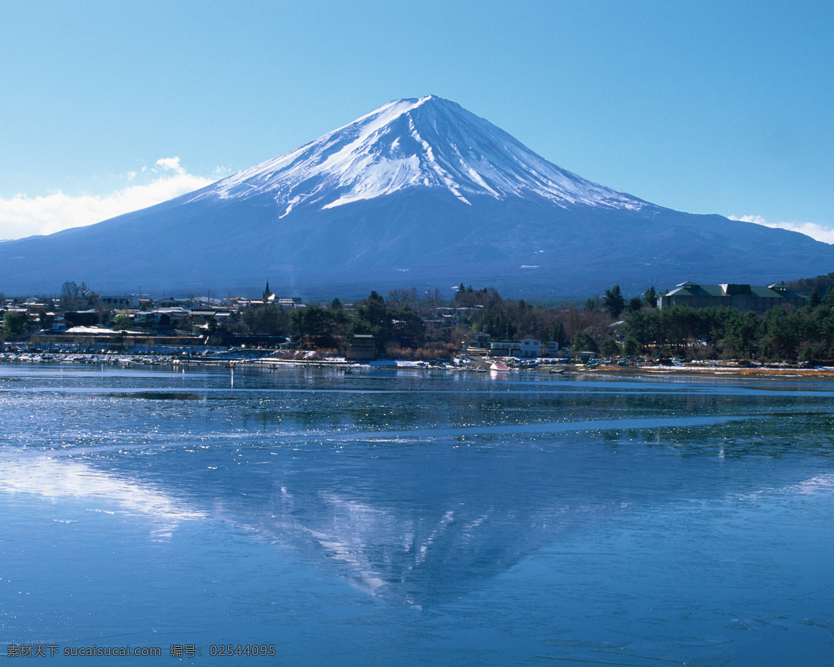 雪山 自然风景 日本风光 富士山 雪景 漂亮 山倒影 村庄 房子 水面 壮观 文化艺术 体育运动 体育 摄影图库 自然景观 山水风景