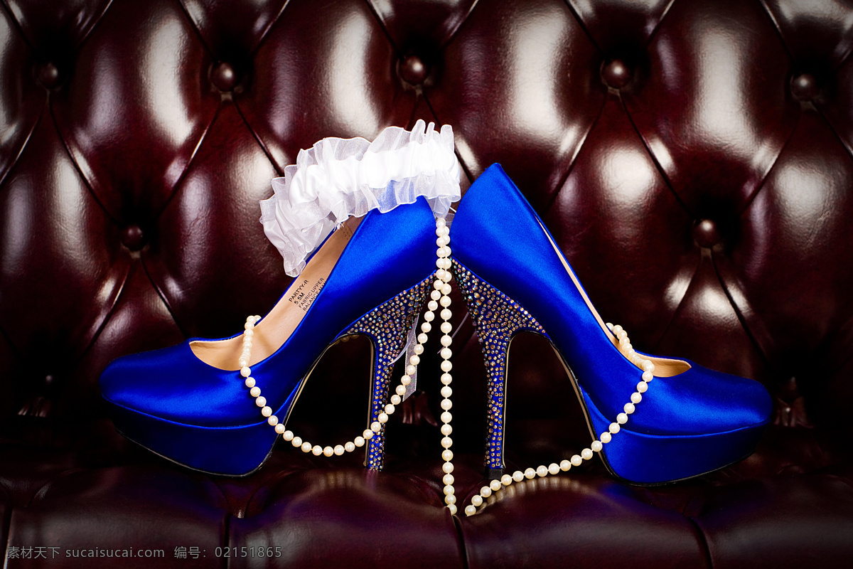 沙发 上 蓝色 高跟鞋 女性高跟鞋 女鞋 时尚女鞋 鞋子摄影 皮鞋 蓝色高跟鞋 珠宝服饰 生活百科