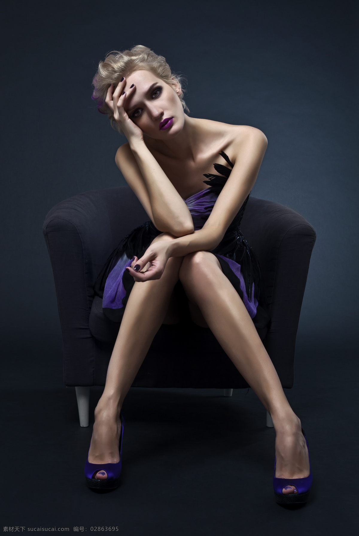 坐 时尚 美女图片 女性 女人 时尚美女 性感美女 美女写真 模特 紫色高跟鞋 沙发 人物图片