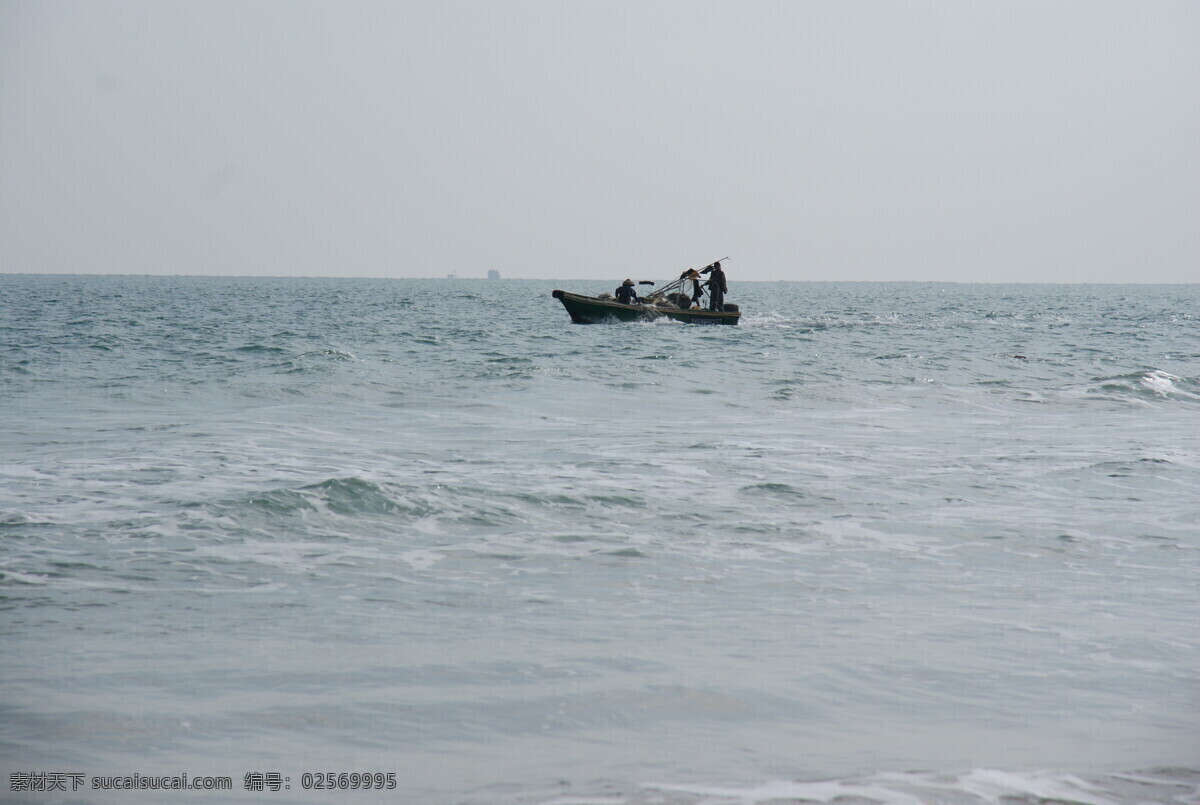渔船出海 海边 大海 沙滩 海滩 渔船 出海 打渔 银滩 银浪 西冲 旅游摄影 国内旅游 灰色