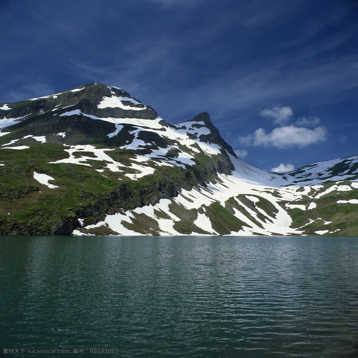 雪山 湖水 自然景观 景色 景光 蓝天 白云 湖面 深绿色 海岸 高山 岛屿 青草 高清图片 山水风景 风景图片