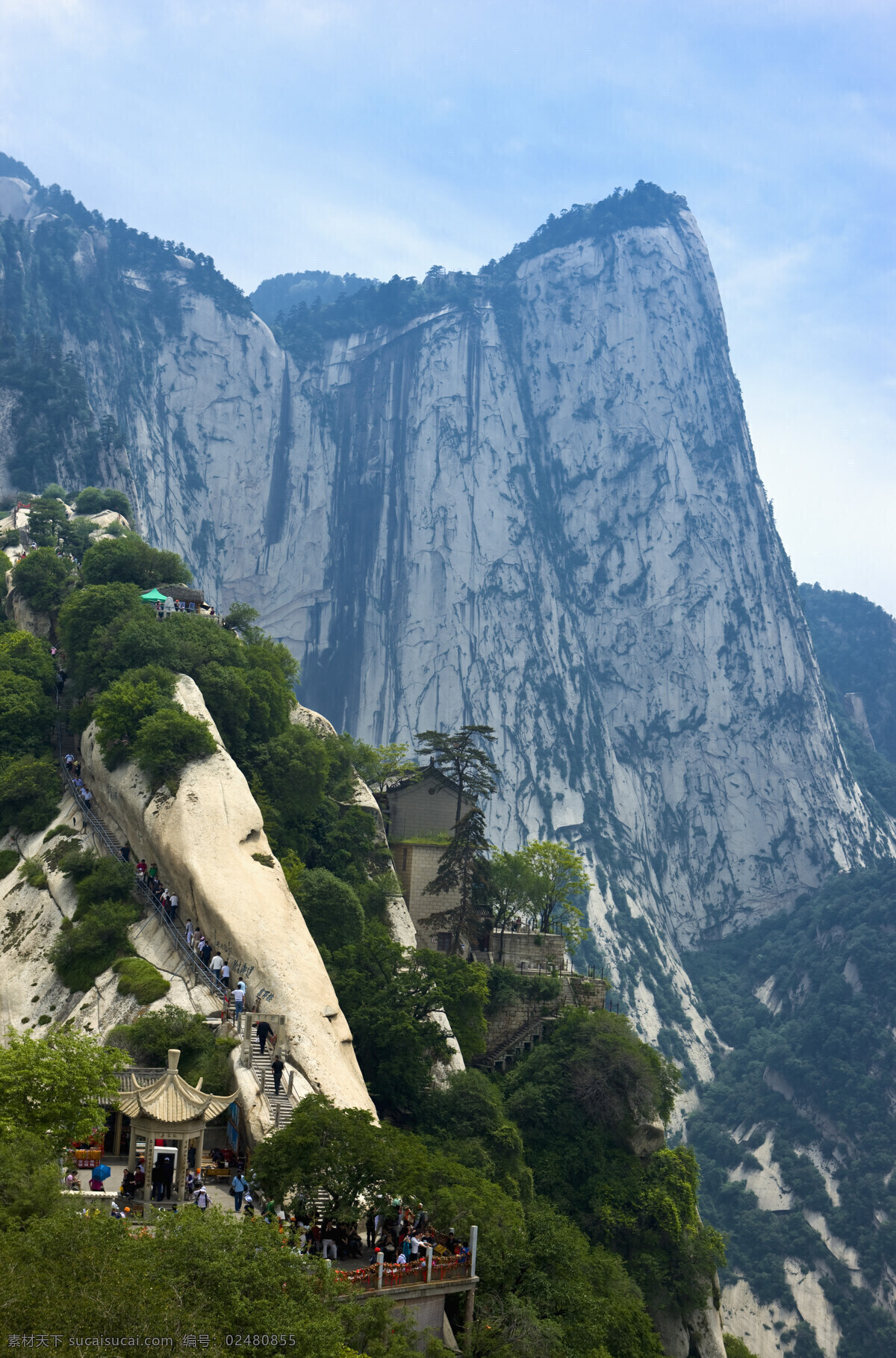 华山 苍龙 岭 高清图片 竖构图 彩色照片 中国 东亚 亚洲 陕西省 旅游 旅行 户外 白昼 自然 景点 旅游胜地 蓝天 蓝色 白云 苍龙岭 险峻 自古 条 路 石亭 爬山的人 登山 陡峭 游客 风景名胜 风景图片