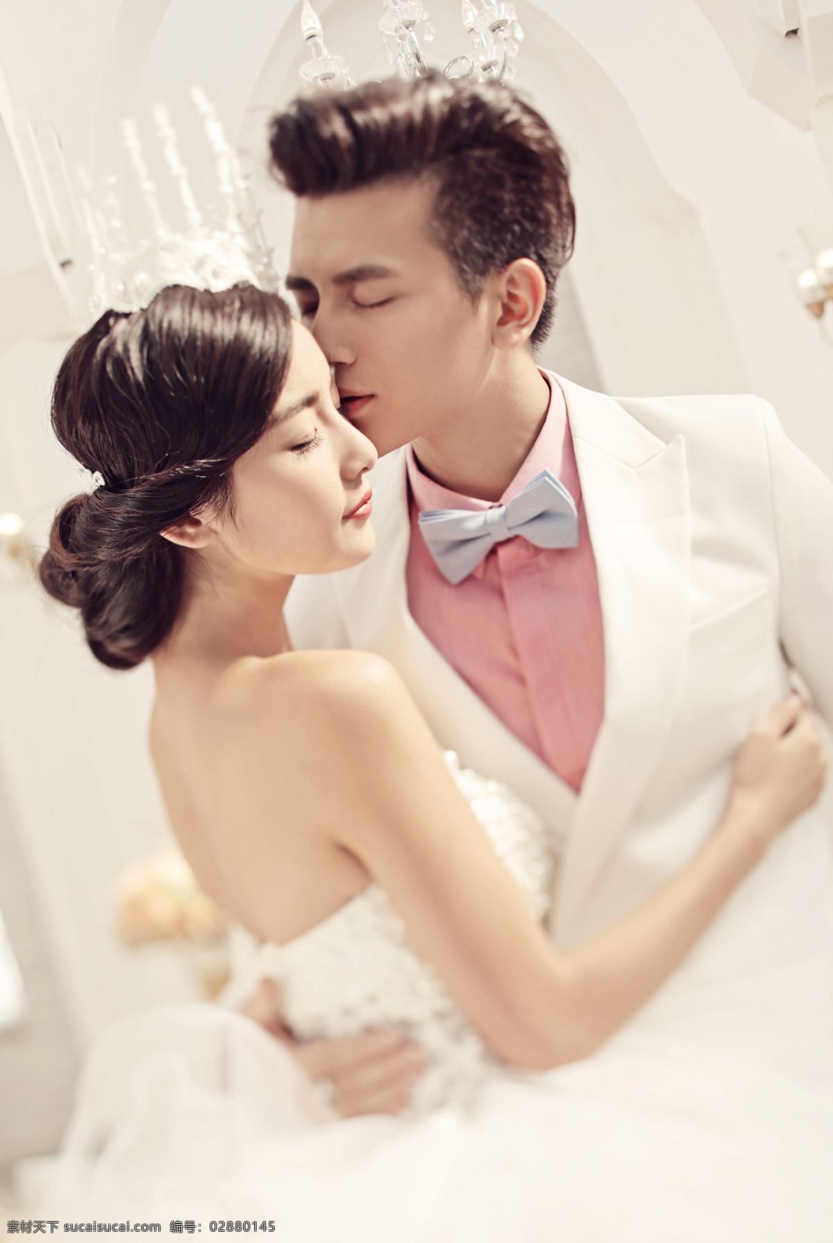 闭眼 睛 接吻 婚纱 情侣 新郎新娘 结婚照 婚纱情侣 新人情侣 情侣图片 人物图片