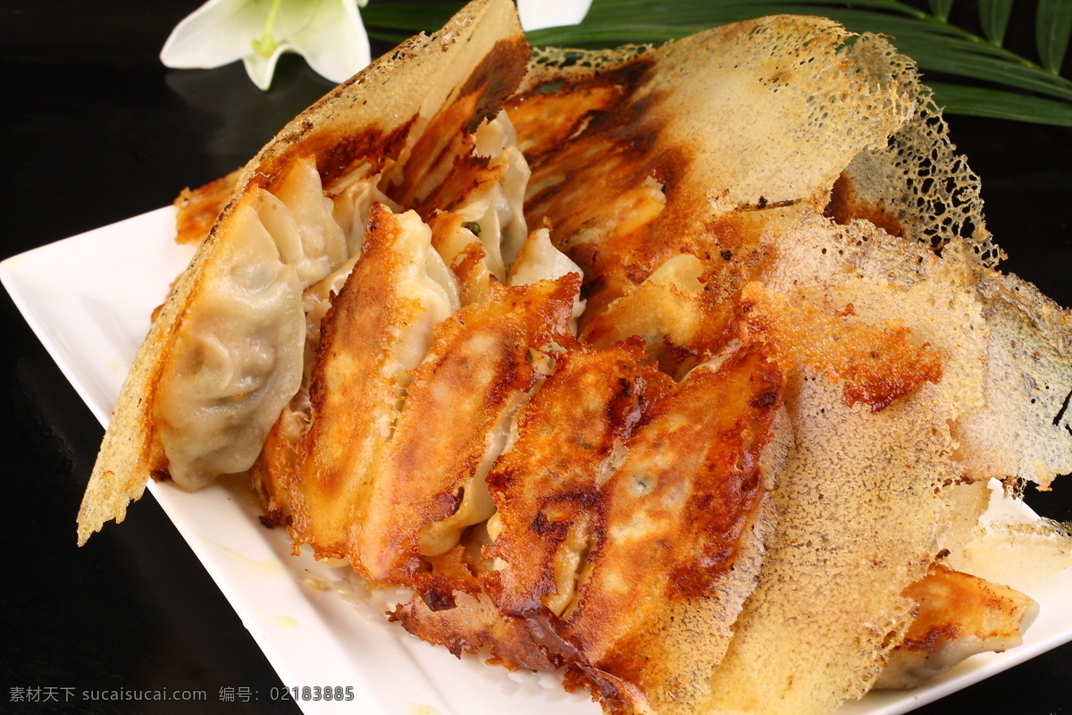 三鲜 锅贴 三鲜锅贴 白盘 黑背景 餐饮美食 传统美食