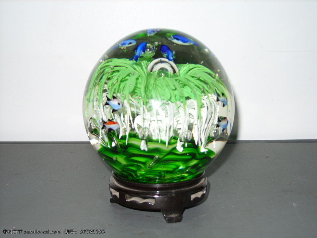 玻璃球饰 玻璃 玻璃球 底座 花瓣 鱼儿 观赏 气泡 绿色 白色花瓣 文化艺术 观赏玻璃球 摄影图库