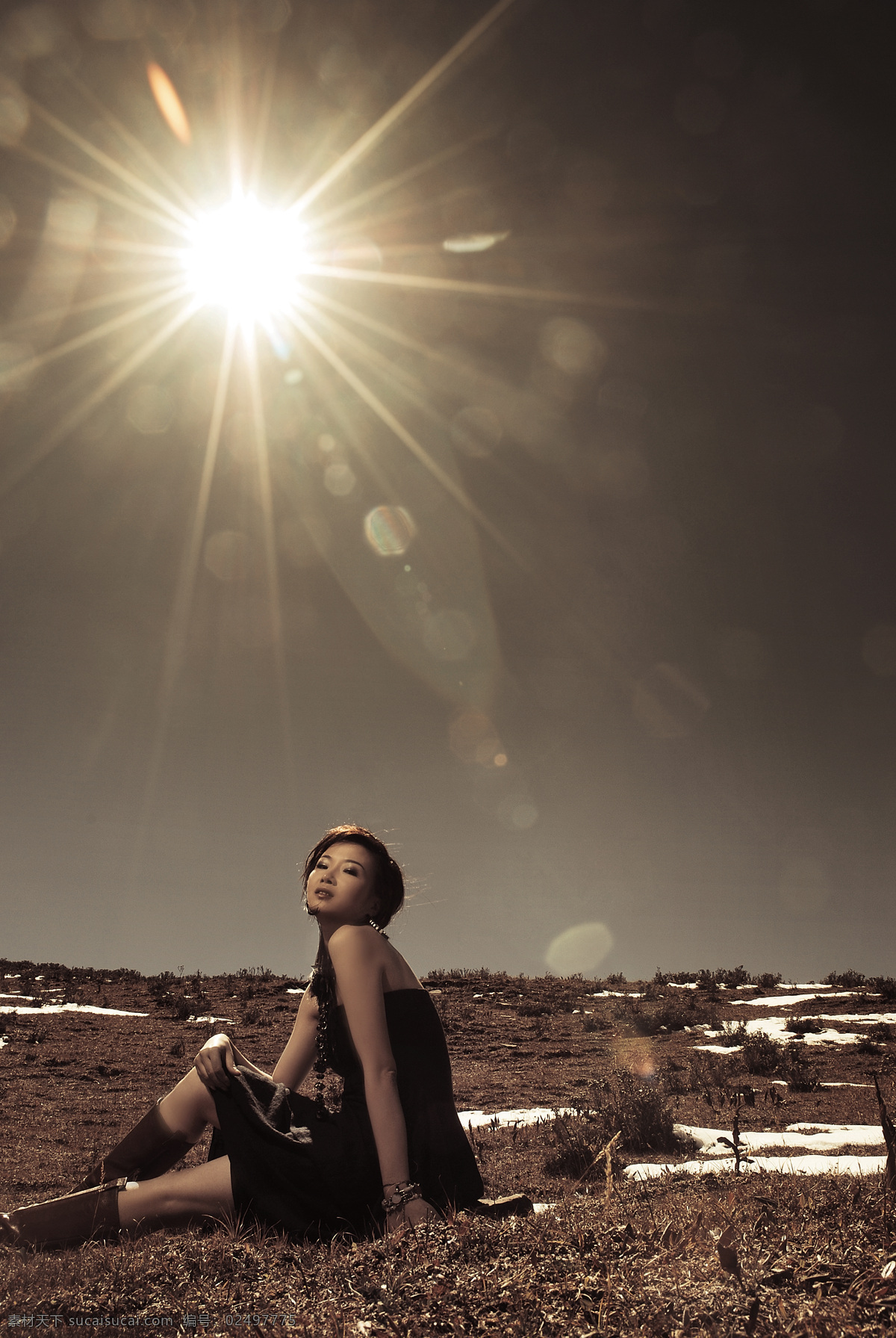 个人写真 太阳 光晕 美女 戈壁 草 黑色 梦幻 人物摄影 人物图库