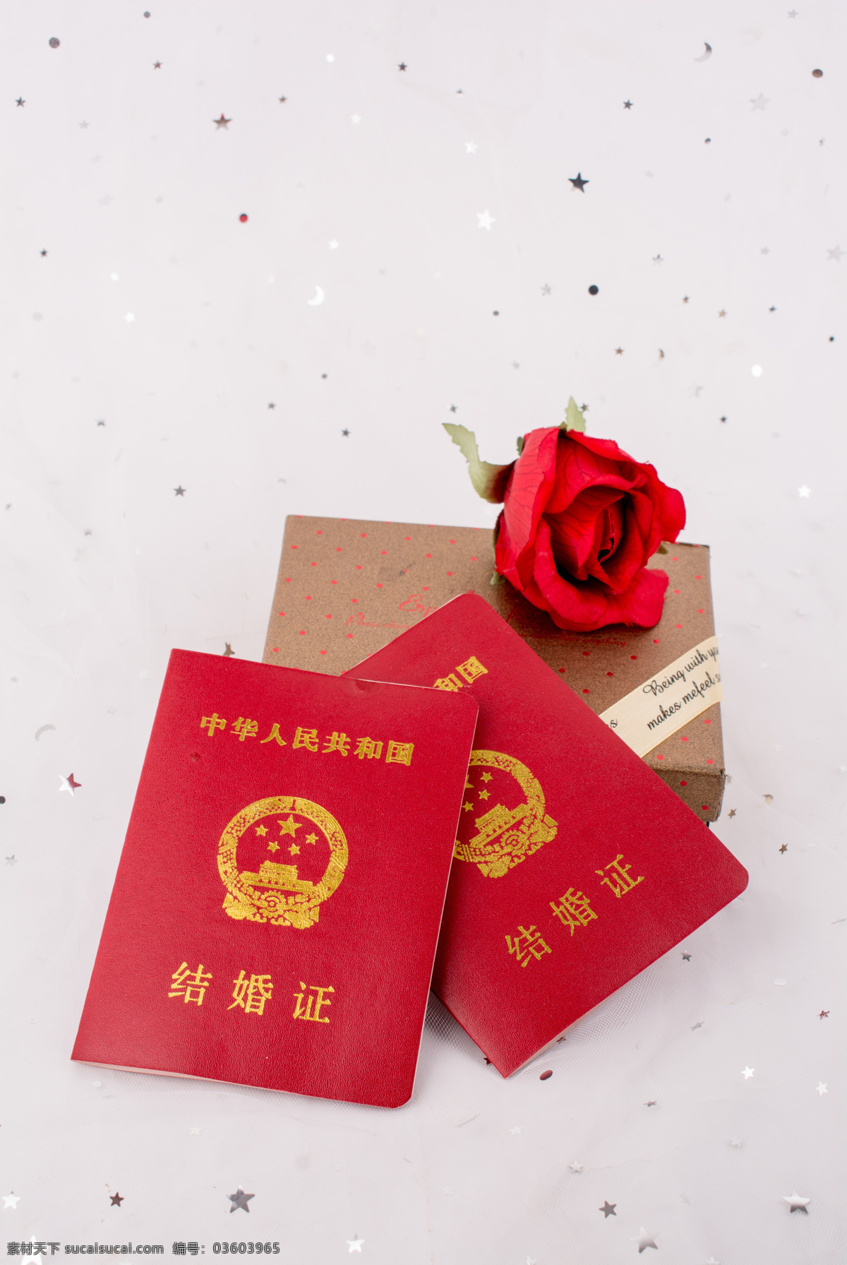 红色 喜庆 结婚证 证件 摄影图 实物摄影 产品摄影 生活百科 生活素材