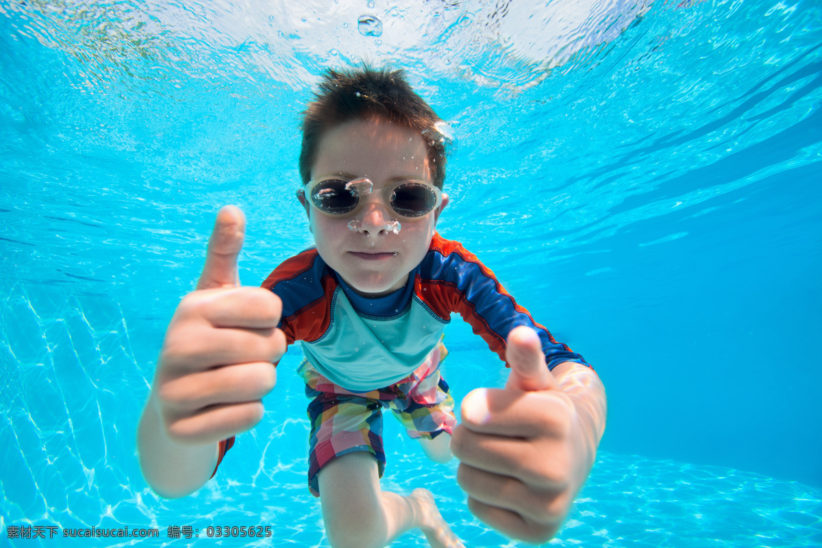 水中 竖 大拇指 男孩 水池 海洋 竖大拇指 哟用 海洋海边 自然景观 青色 天蓝色
