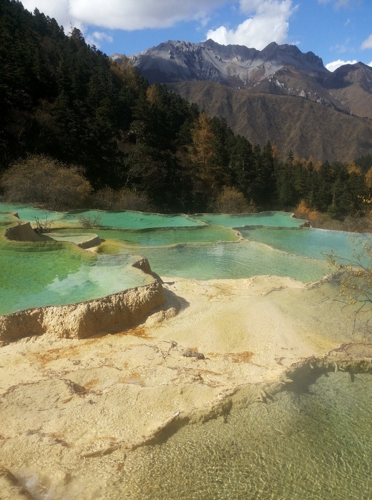 黄龙五彩池 四川 阿坝州 黄龙风景区 五彩池 钙华景观 森林 峡谷 高山 蓝天 白云 自然景观 自然风景