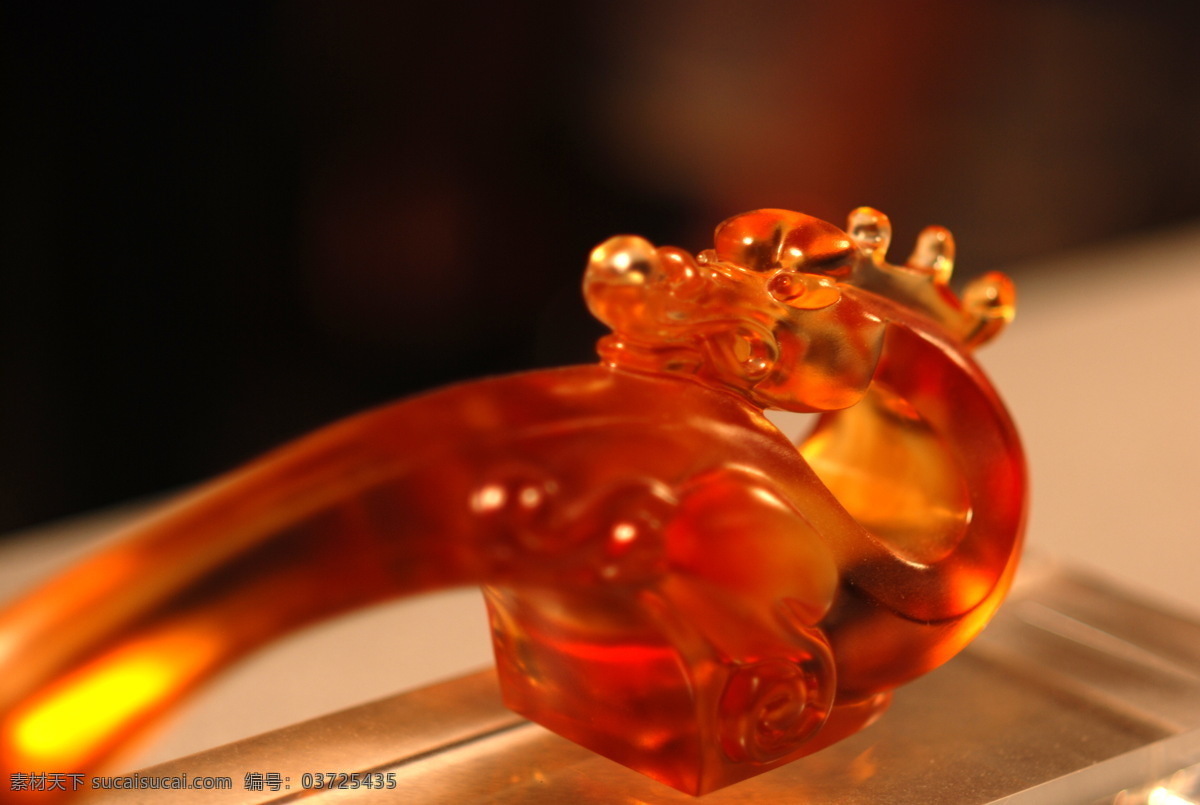 琉璃 龙 透光 玻璃 橙色 光影 艺术品 美术品 玻璃工艺 传统文化 文化艺术