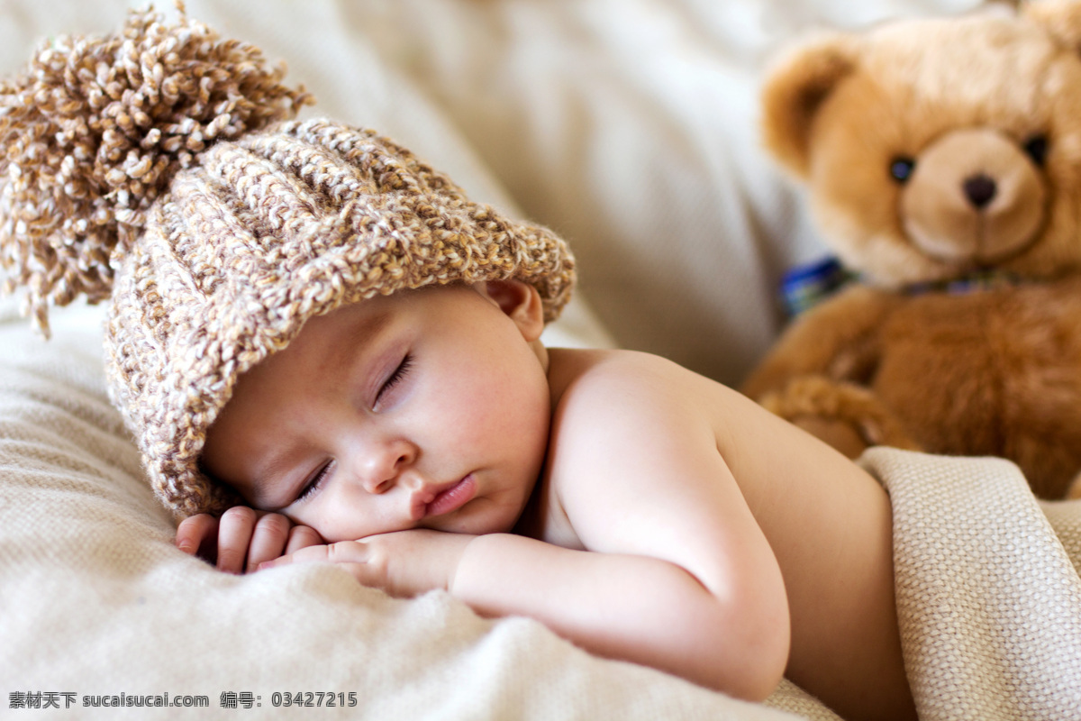 正在 睡觉 婴儿 帽子 玩具熊 可爱 生活人物 人物图片