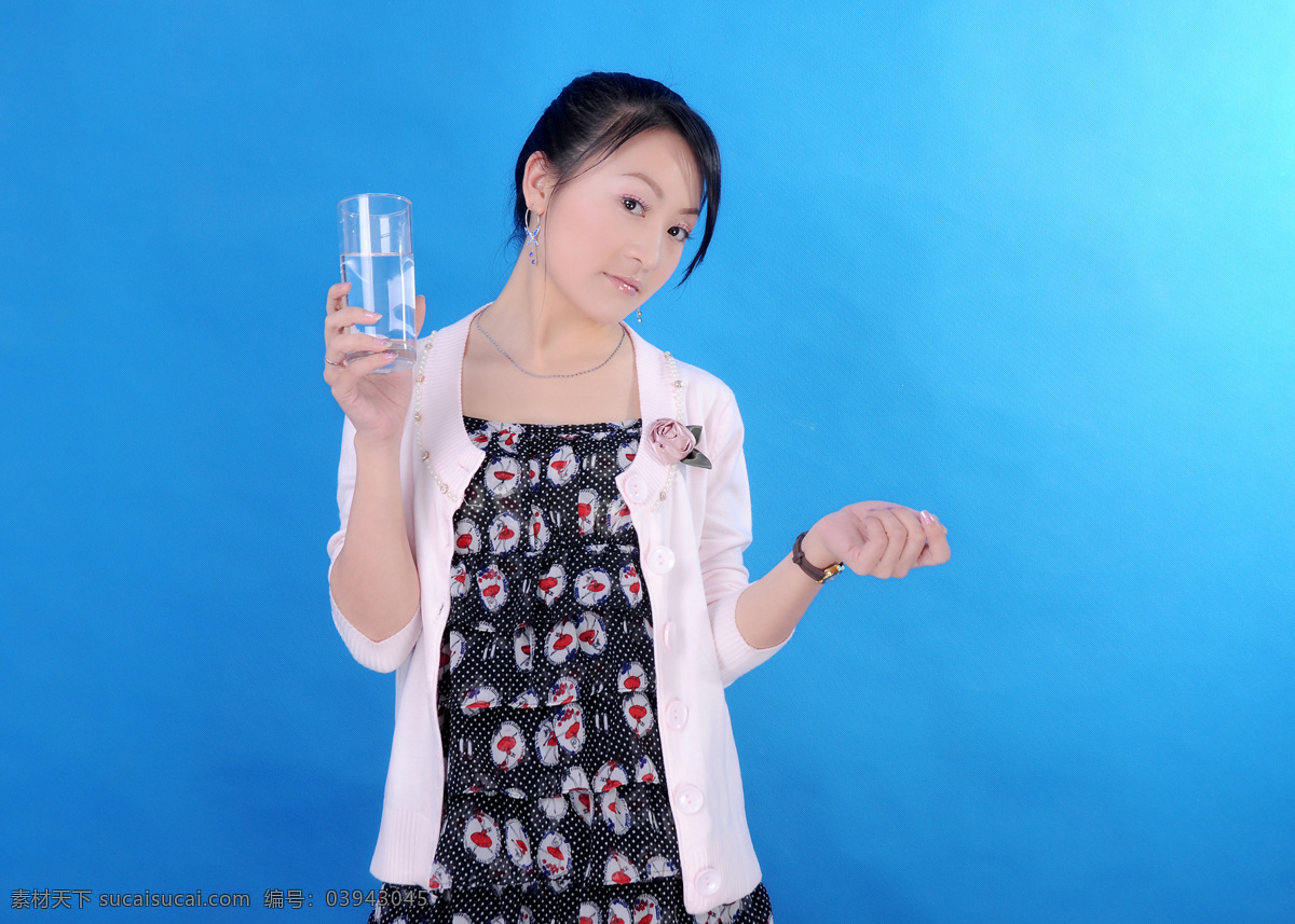 喝水 杯子 广告 净水器 人物摄影 人物图库 美女喝水 矢量图 日常生活