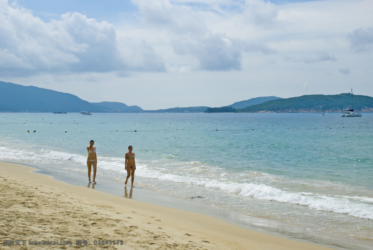 比基尼 船 大海 海浪 海平面 海滩 浪花 美女 沙滩 阳光 游艇 散步 三亚 亚龙湾 泳装 自然景观 自然风景 摄影图库 风景 生活 旅游餐饮