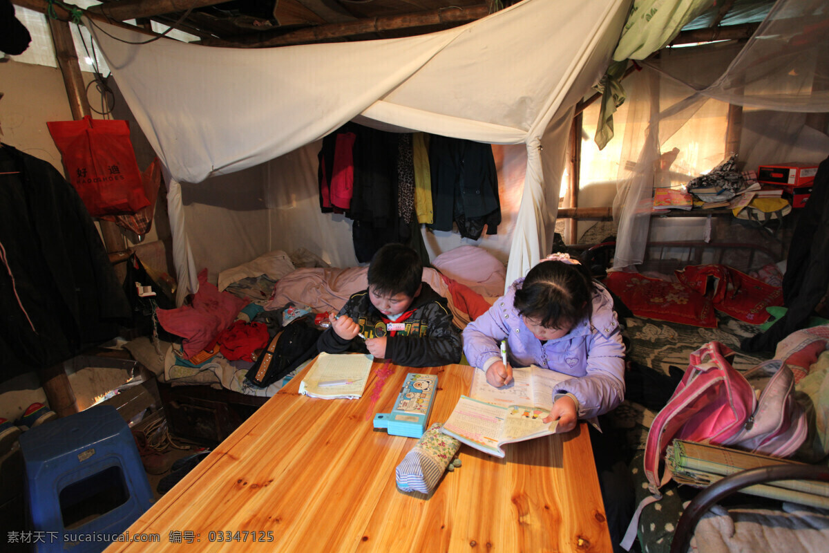 农民的家 小孩 写作业 帐篷 乱糟糟 房间 贫穷 民国 生活素材 生活百科