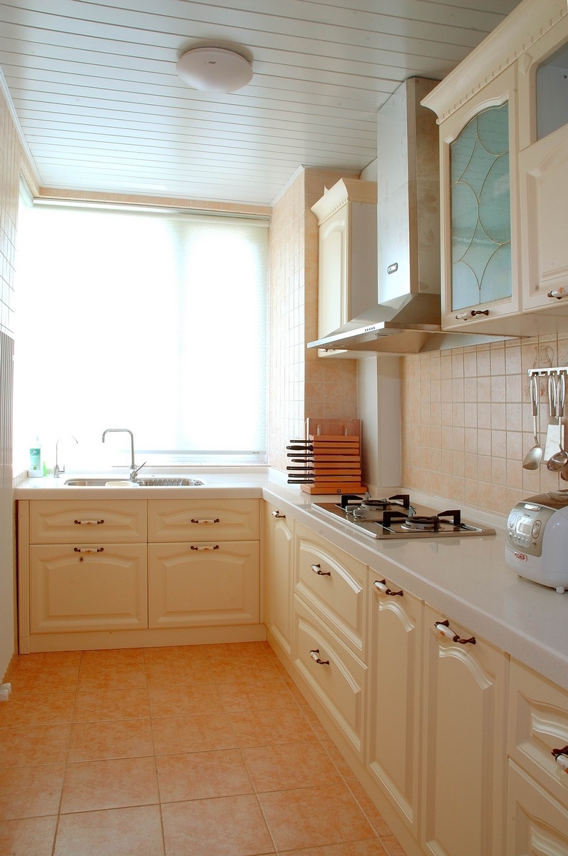 简约 温馨 风 室内设计 厨房 效果图 现代 料理台 白色 调 洗菜池 吊灯 壁柜 灶台 家装
