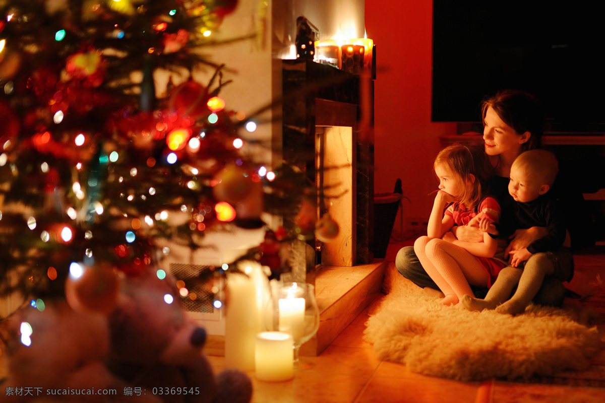 在家 里 圣诞节 孩子 儿童 母亲 圣诞树 蜡烛 圣诞节图片 生活百科