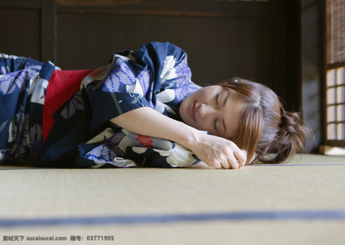 躺 日本美女 日本夏天 女性 性感美女 日本文化 和服 躺着 睡觉 模特 美女写真 摄影图 高清图片 美女图片 人物图片