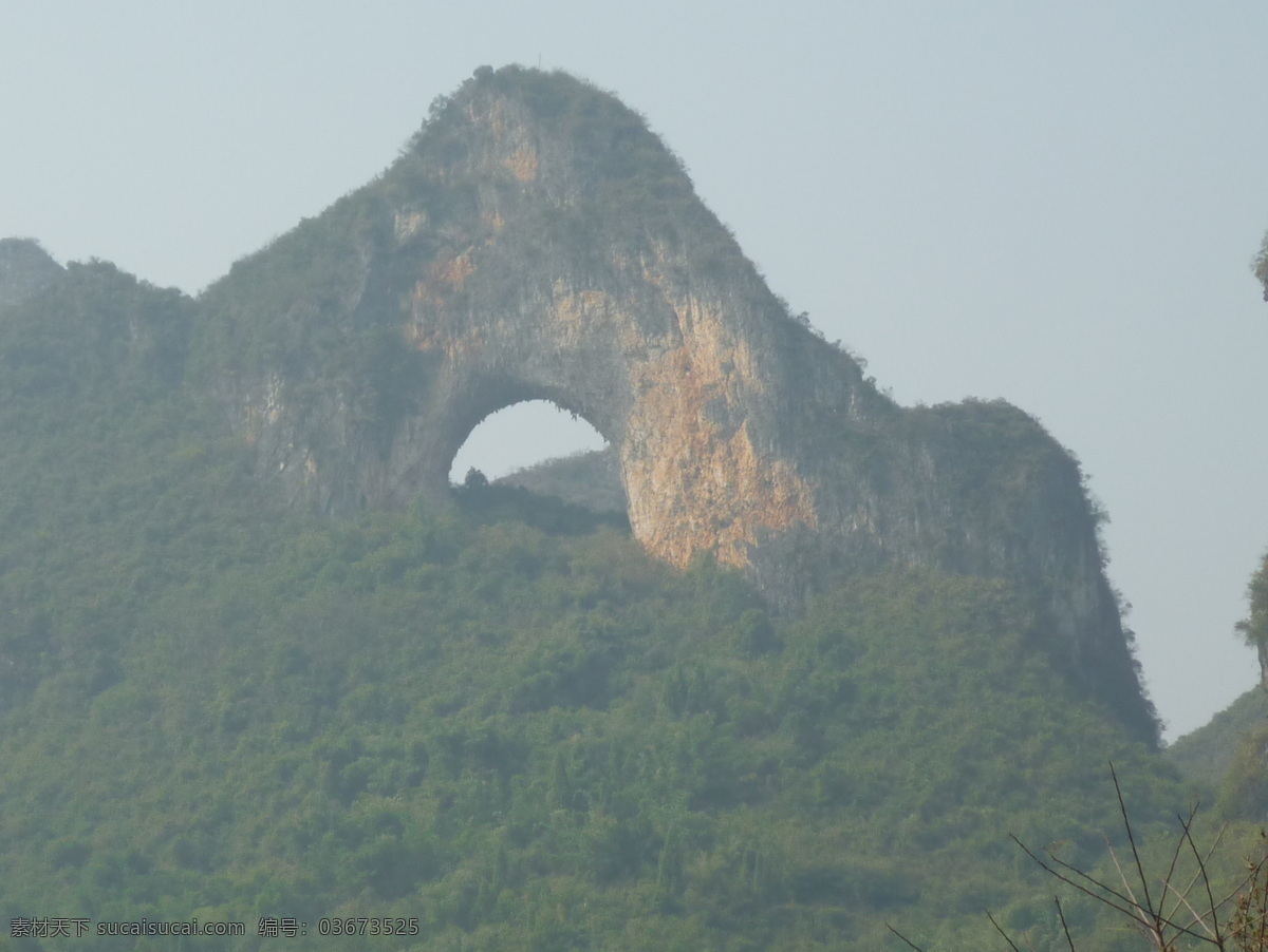 桂林月亮山 背景 风光 风景画 风景图 桂林 桂林山水 漓江 奇观 群山 月亮山 鱼尾山 众山 壮观 天然 照片 写生 摄影背景 自然奇观 自然景观 装饰素材 山水风景画