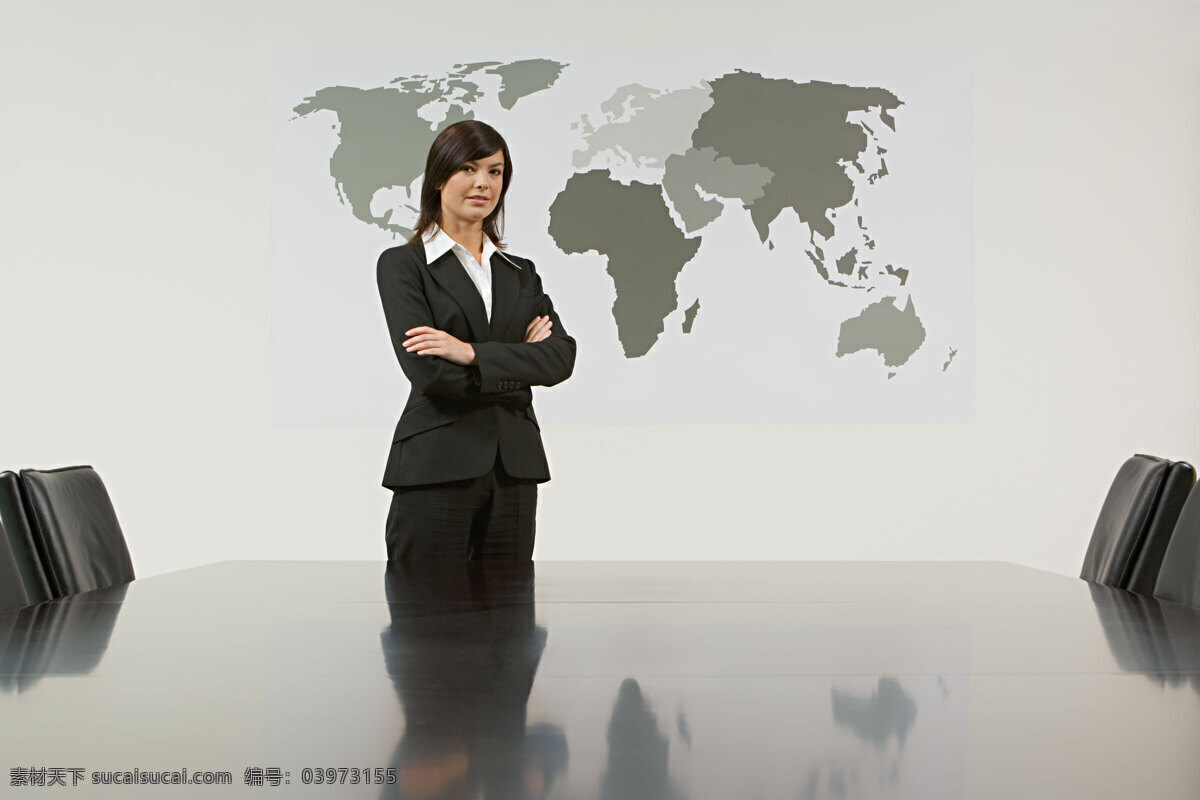 会议室 抱 膀 女性 室内 人物 商务人士 外国女人 职业女性 女士 白领 领导 经理 姿势 站着 手势 抱膀 地图 世界地图 桌子 椅子 高清图片 人物图片