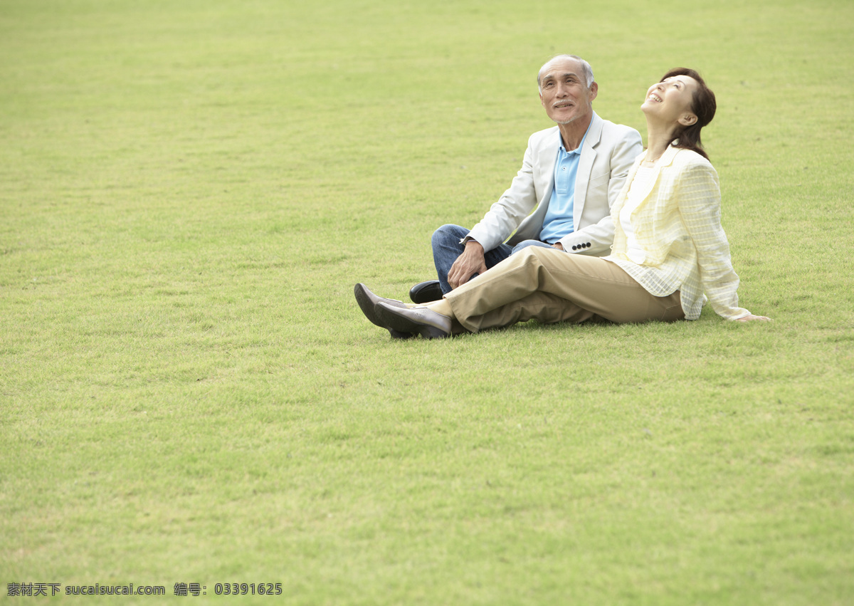 坐在 草坪 上 夫妇 家庭 阳光 绿地 恩爱 老人 夫妻 老年人 家庭成员 开心 幸福 和谐 平安 幸福家庭 日常生活 高清图片 生活人物 人物图片
