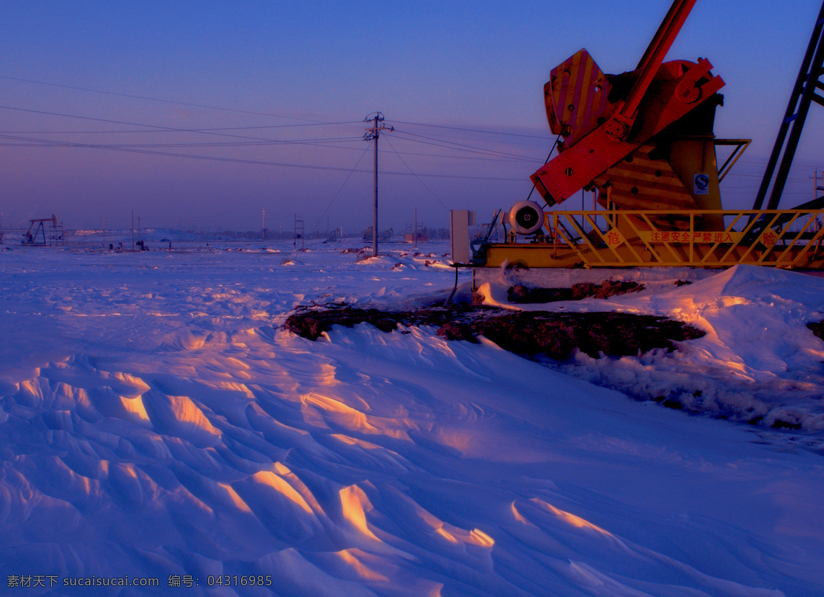 橙色 抽油机 电线 电线杆 工业生产 光影 蓝色 楼房 天空 晚霞 冰湖 雪地 雪痕 塔吊 铁塔 石堆 投影 石油化工风光 现代科技 矢量图