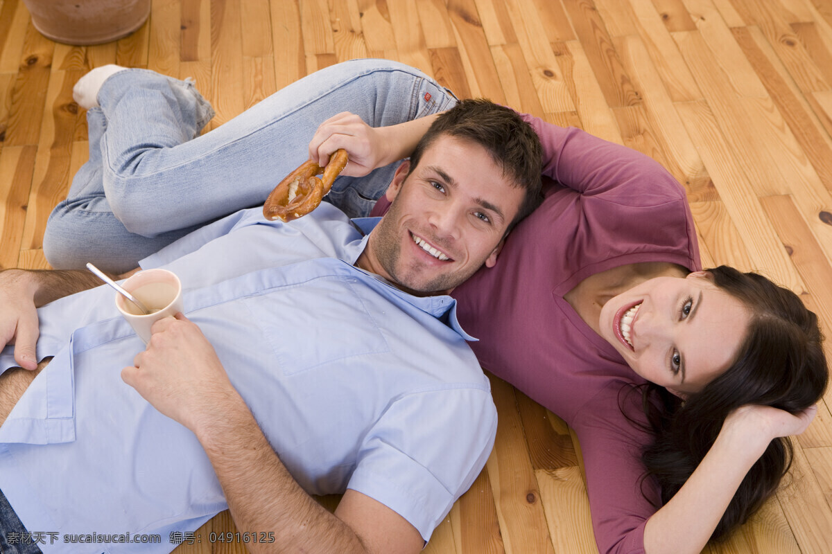躺 木地板 上 甜蜜 情侣 休闲生活人物 女人 男人 外国女人 外国男人 躺着 身上 杯子 咖啡 面包 夫妻 幸福 温馨 家庭 生活人物 木地板素材 人物图库 人物图片